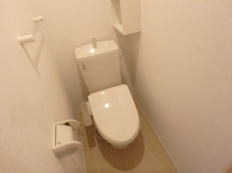 落ち着いた色調のトイレです