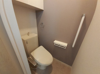 落ち着いた色調のトイレです