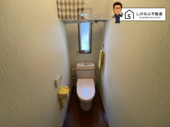 換気にも配慮した窓付きのトイレスペース。