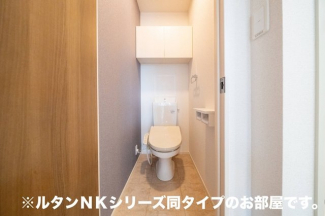 落ち着いた色調のトイレです