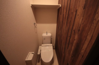 落ち着いた色調のトイレです