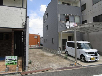 大型ワゴン車を駐車しても自転車やバイクも停められるスペースが