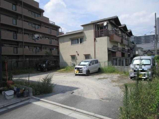 土地有効約５４．０６坪付きの売土地。南向きで東側には建物が無