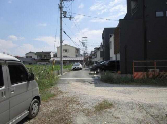 南側に道路が抜けています。前面道路は車の往来がほとんど無く小