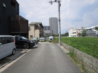 南側に道路が抜けています。前面道路は車の往来がほとんど無く小