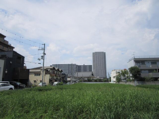 東側は空き地で建物がありません。