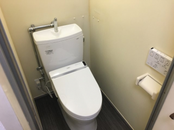 落ち着いた色調のトイレです