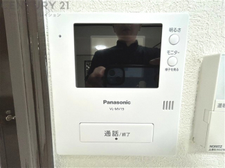 訪問者が来たときにテレビ画面で確認できるため、安心してドアを開けられます。録画機能があるものもあり、留守中に来訪者を記録しておくことができます。利便性が高く、セキュリティ面でも安心です。