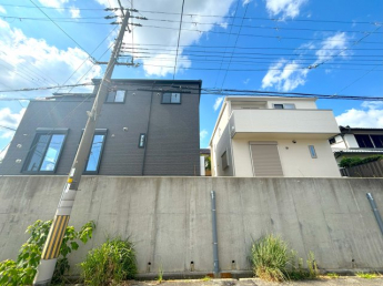 しっかりとした基礎の上に建った戸建ては重厚感、そしてセキュリティにも優れています。