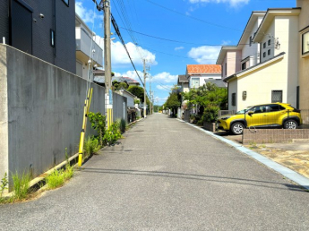 前面道路がこれだけ広いと見晴らしもよく、そして隣接地とも距離がとれるのでゆったりとしています。