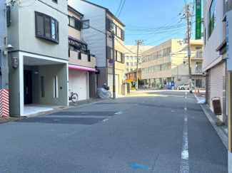 前道は広々としていますがバス道ではないので大通りと比較して静かな道路です。駐車が苦手な方もこれだけ広ければ安心。