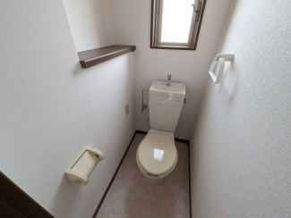 落ち着いた色調のトイレです