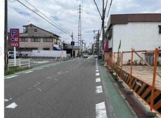 更地　東向き　整形地　建築条件なし売り土地　前面道路幅８．３