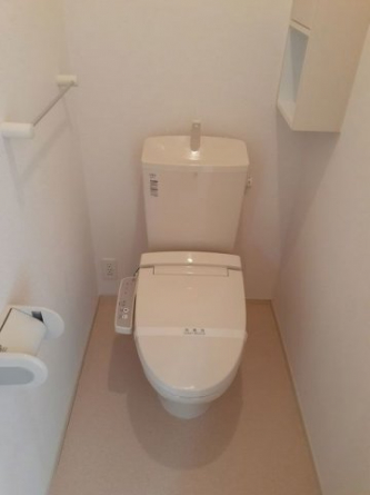 落ち着いた色調のトイレです