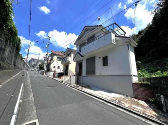 前面道路は広々約６Ｍ。　物件の向かいには建物もなく、物件の裏