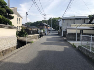 アパート前面道路（左手にアパート）