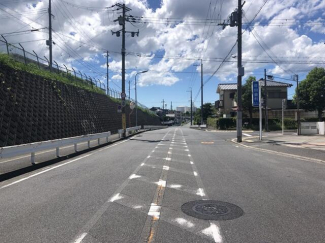 熊取団地バス停前道路まで240m