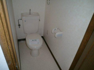 落ち着いた色調のトイレです