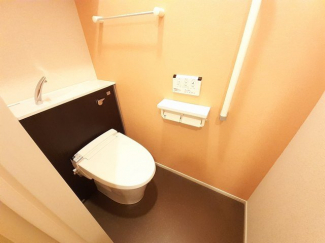 落ち着いた色調のトイレです