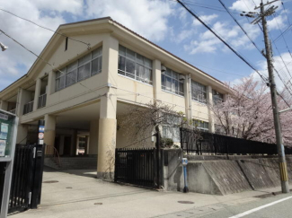 神戸市立有野小学校まで993m