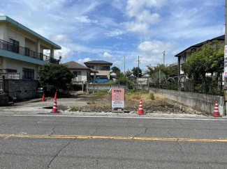 国道１１号線東城交差点から南へ。通り沿いに約１００坪の土地。