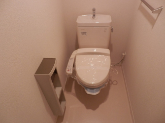 温水洗浄便座です。小物も置けるトイレットペーパーホルダーです。