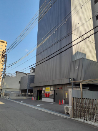 立体駐車場前