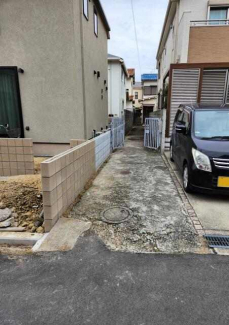 道路から敷地入口を望む