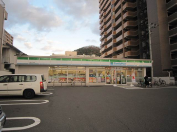 ファミリーマート本町三丁目店 122m