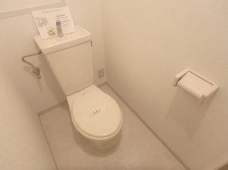 落ち着いた色調のトイレです