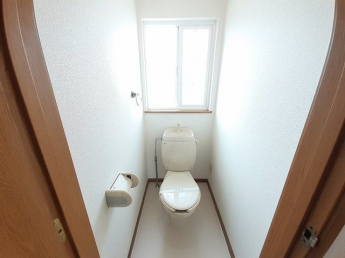 落ち着いた色調のトイレです