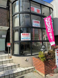 外観写真です。１建物の向かって右側が物件です