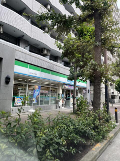 ファミリーマート東三国三丁目店まで162m