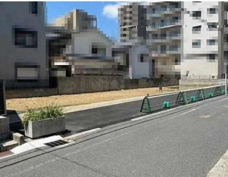 更地　整形地　建築条件なし売り土地　前面道路幅１０ｍ