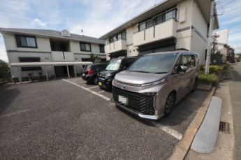 駐車場があるので、車を買う予定の方も安心です