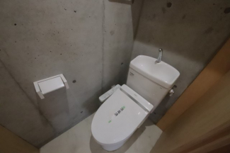 落ち着いた色調のトイレです