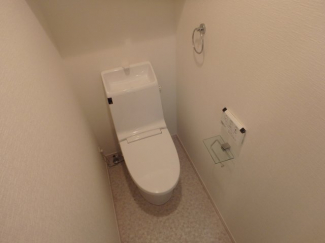 落ち着いた色調のトイレです