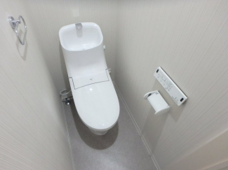 落ち着いた色調のトイレです