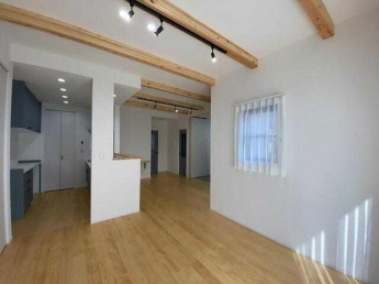 「天井高２７５０ｍｍから覗く、見せ梁がアクセントに」