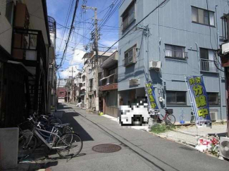 現地を含む西側前面道路です。前面道路は公道約４．９ｍです。