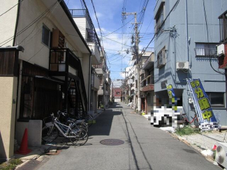 現地を含む西側前面道路です。前面道路は公道約４．９ｍです。