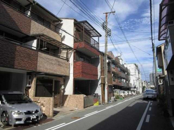 現地を含む前面道路です。南側前面道路は広々とした公道約６ｍで