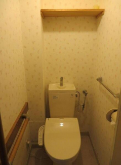 温水洗浄便座付きのトイレです。上部に棚もあり大変便利です。