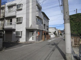 南側前面道路を含む現地写真。南側道路は広々とした公道約６ｍで