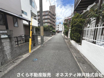 【前面道路含む現地写真】