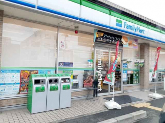 ファミリーマート大久保中央店まで70m