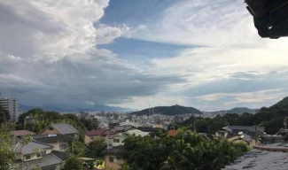 建物の中からの景色です。