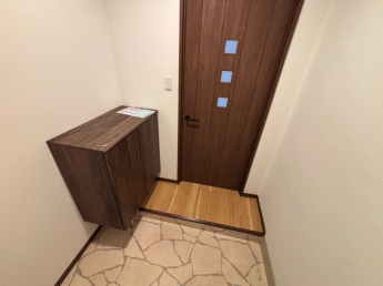 毎日通る玄関はこちらです