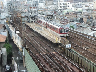 玄関から駅が見えます。