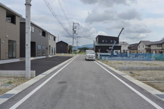 【前面道路含む現地写真】